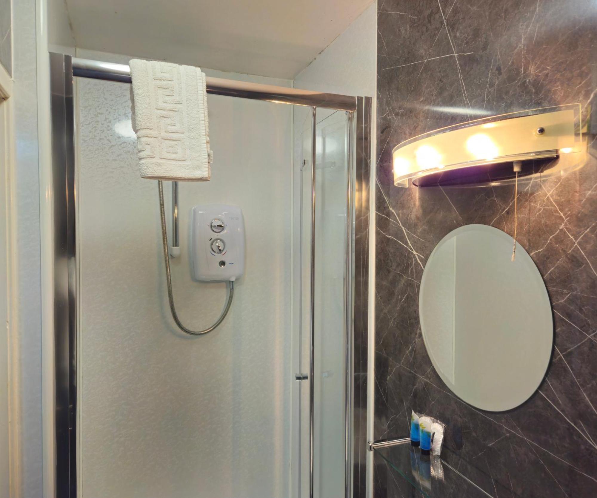 The County Hotel - Self Check-In, Ultra Fast Wi-Fi, Free Parking, Central Location سيلكيرك المظهر الخارجي الصورة